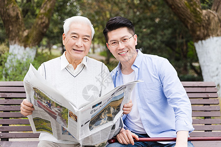 老年父子陪伴高清图片