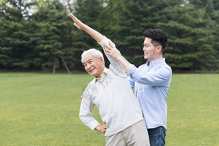 老年父子锻炼高清图片