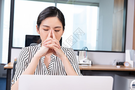 形象职场女性眼睛疼背景