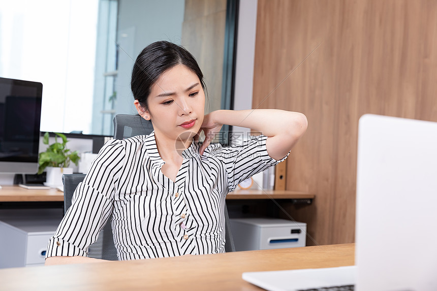 职场女性肩膀疼图片