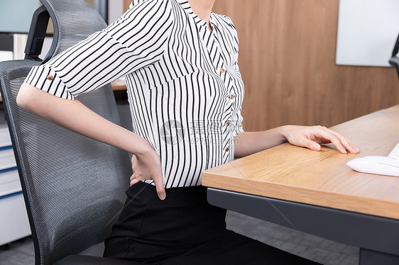 职场女性腰疼图片