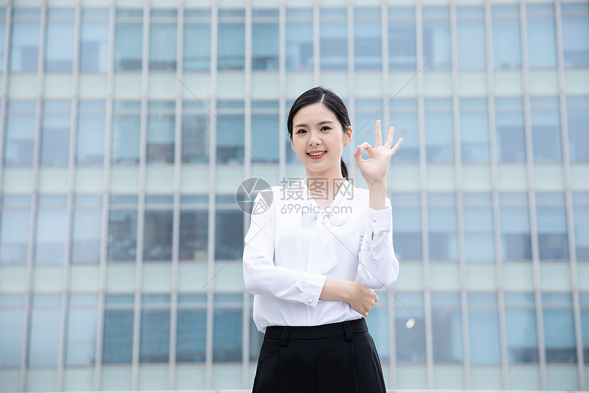 商务女性OK手势图片