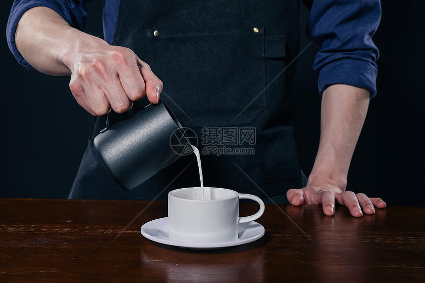 男性咖啡师制作手冲咖啡