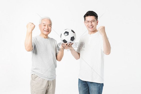 老年父子手拿足球图片