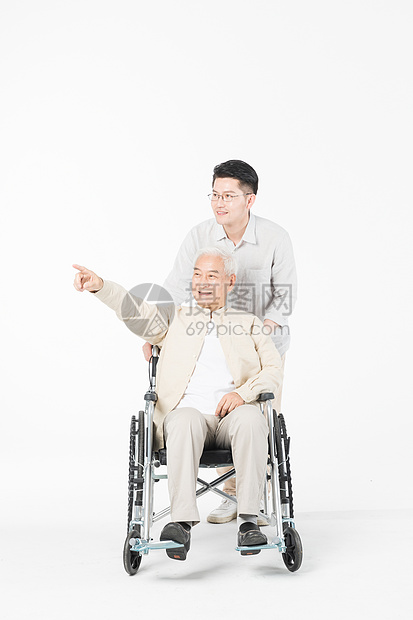老年父子轮椅陪伴图片