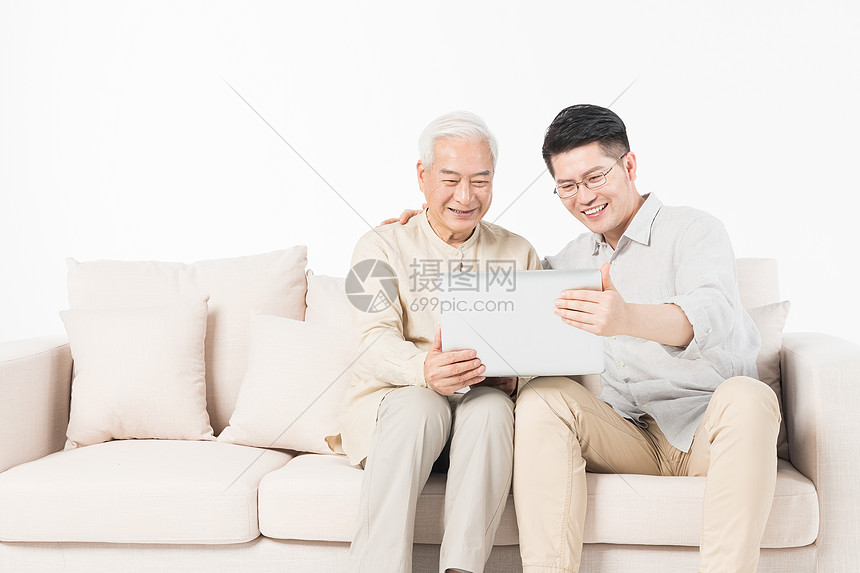 父亲节老年父子看笔记本图片