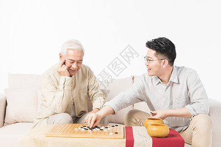 老年父子下棋背景图片