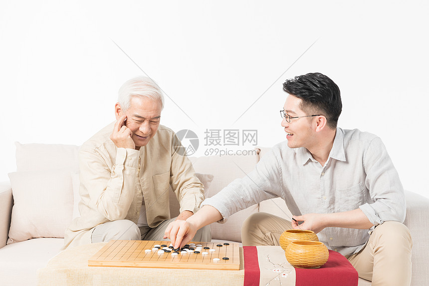 老年父子下棋图片