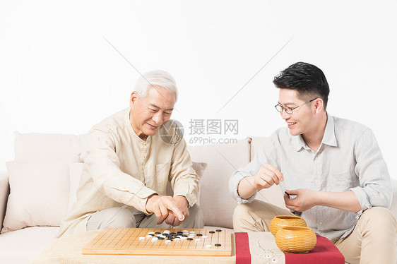 老年父子下棋图片