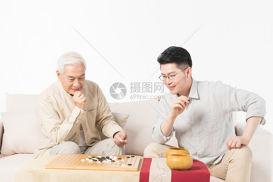 老年父子下棋图片