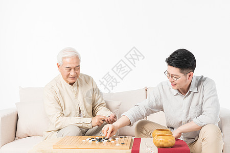 老年父子下棋背景图片