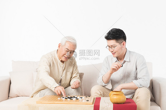 老年父子下棋图片