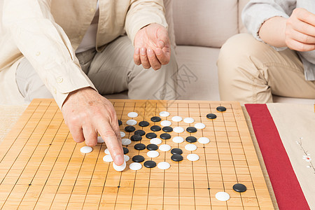 老年父子下棋特写图片