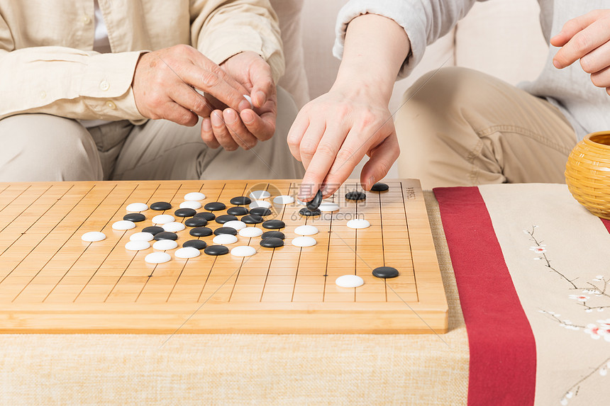 老年父子下棋特写图片