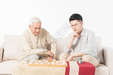 老年人父子下象棋图片