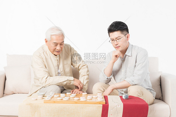 老年人父子下象棋图片