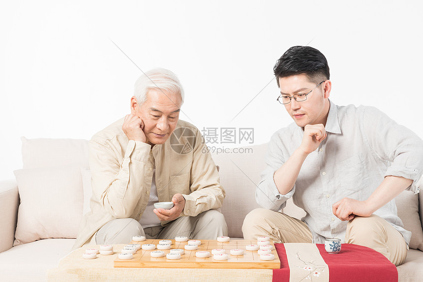 老年人父子下象棋图片