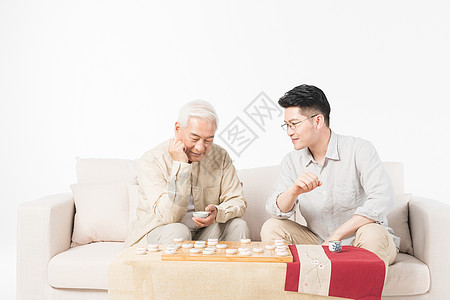 老年人父子下象棋高清图片