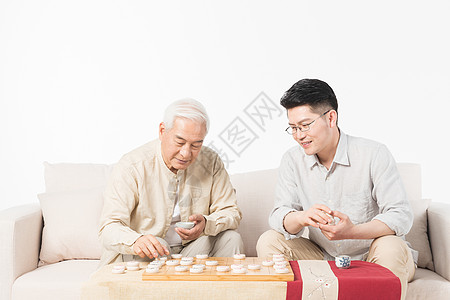 老年人父子下象棋高清图片