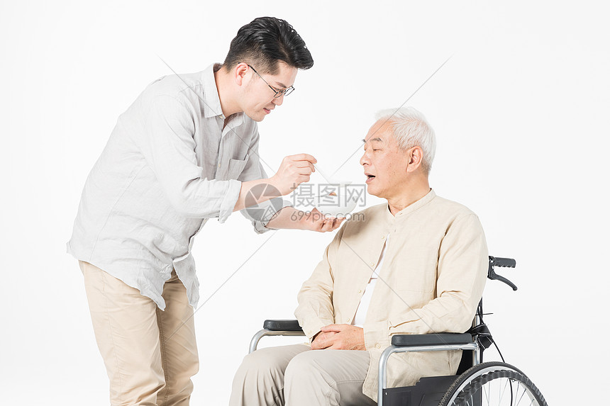 老年父子轮椅上喂食图片