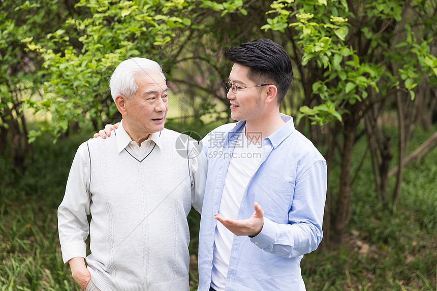 老年父子陪伴图片