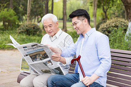 父慈子孝父亲节老年父子看报纸背景