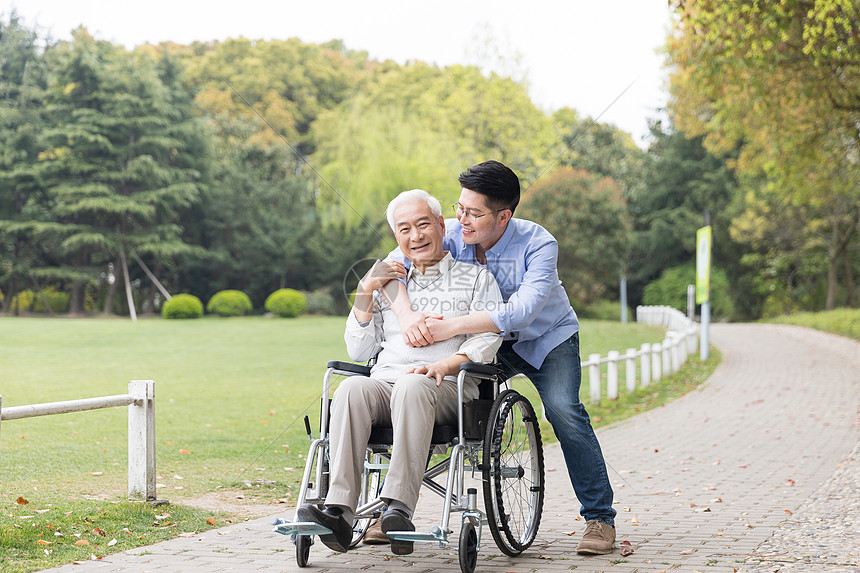 老年父子锻炼图片