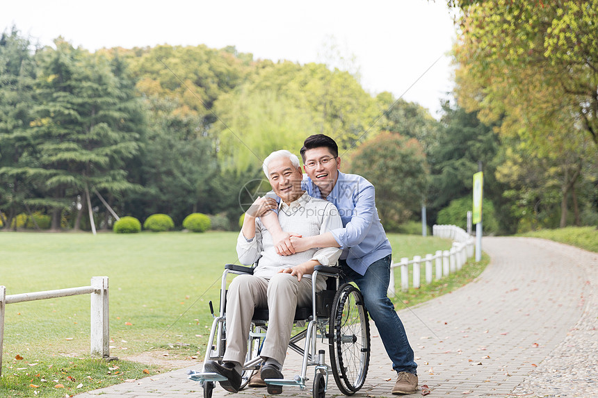 老年父子锻炼图片