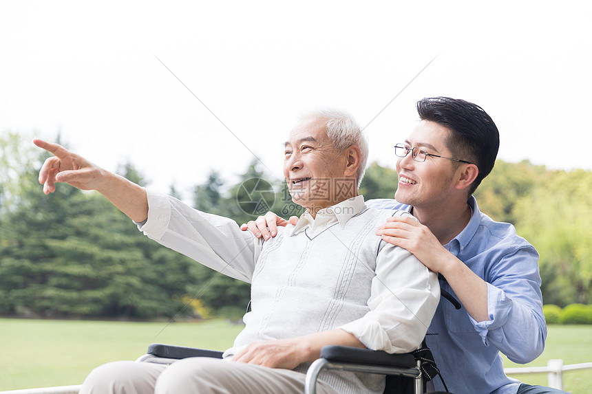 老年父子锻炼图片