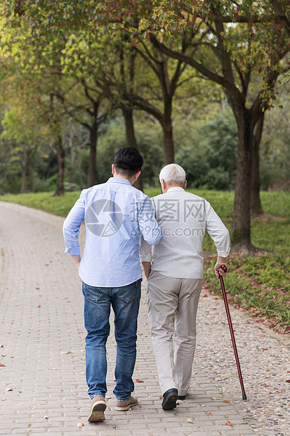 老年父子陪伴散步背影图片