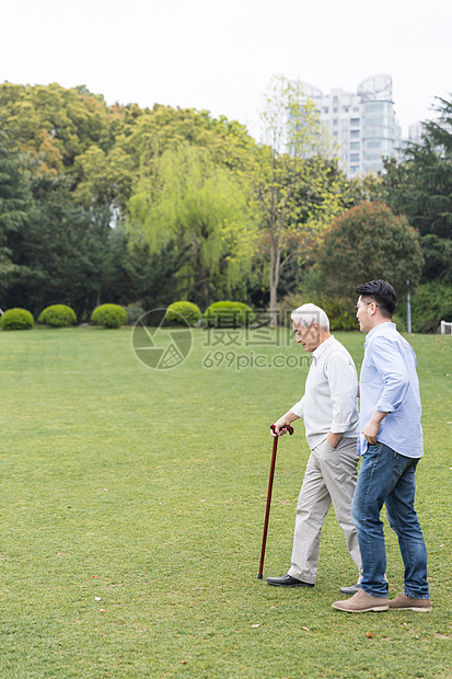 老年父子陪伴图片