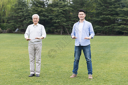 老年父子锻炼高清图片