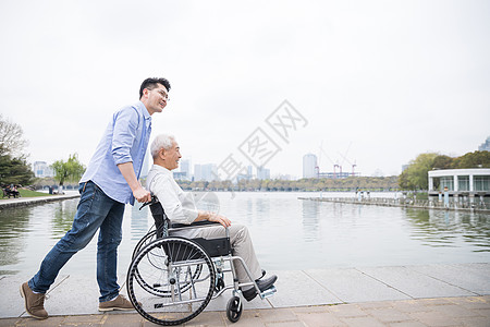 老年父子推轮椅高清图片