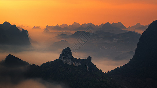 喀斯特地貌晚霞背景