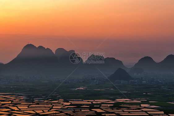 夕阳下山峦图片