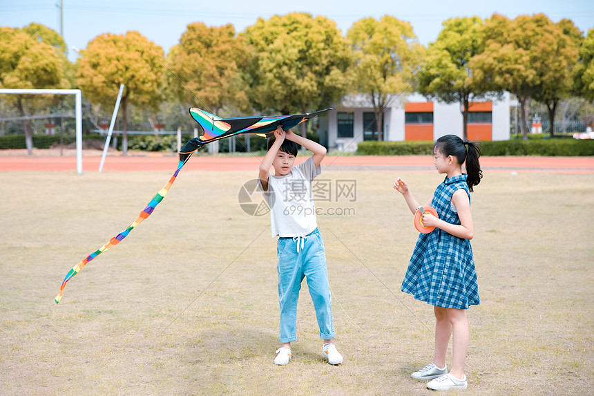 儿童操场放风筝图片