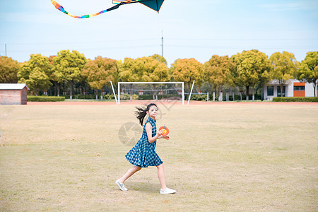 小女孩操场放风筝图片