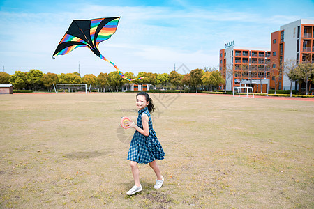 小女孩操场放风筝图片