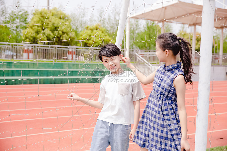 小学生操场揪耳朵图片