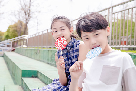 和小伙伴吃西瓜小学生分享棒棒糖背景