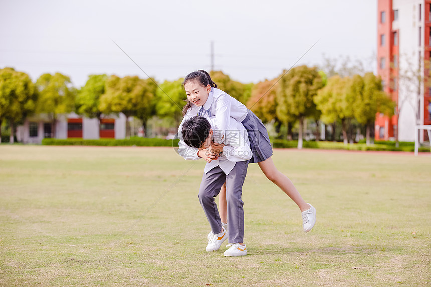 小学生操场嬉闹图片