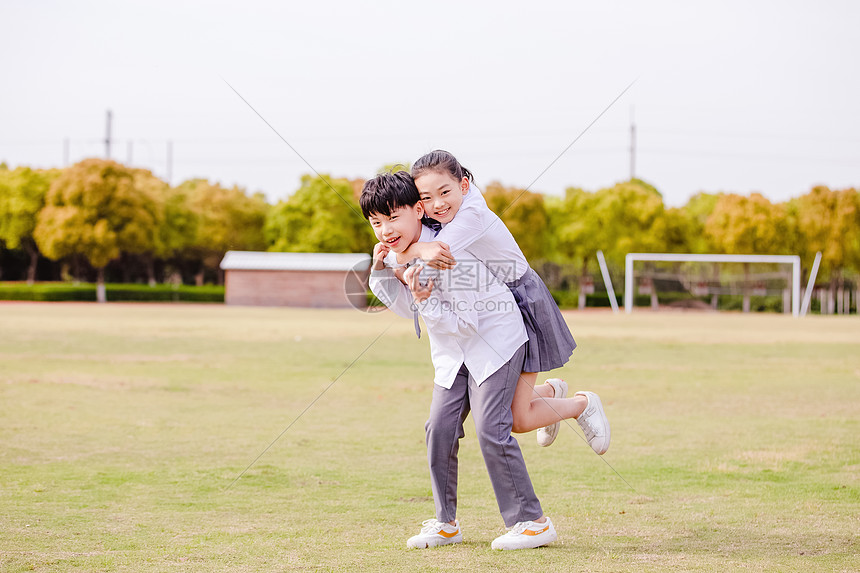 小学生操场嬉闹图片