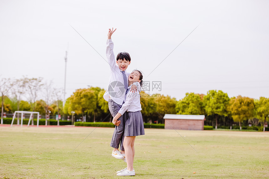 小学生操场嬉闹图片