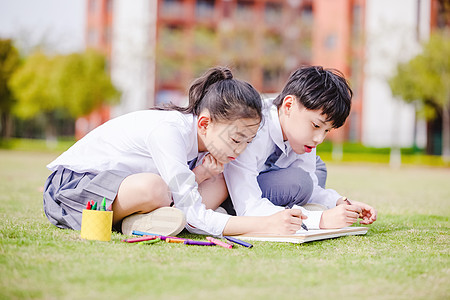 小学生操场嬉戏高清图片