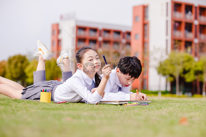 小学生操场嬉戏图片