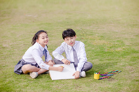 小学生操场嬉戏高清图片