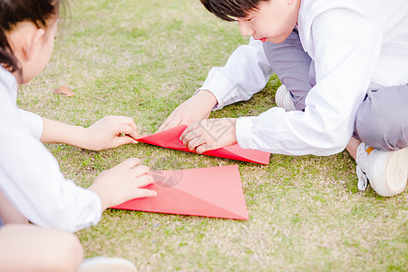 小学生操场折纸飞机背景图片