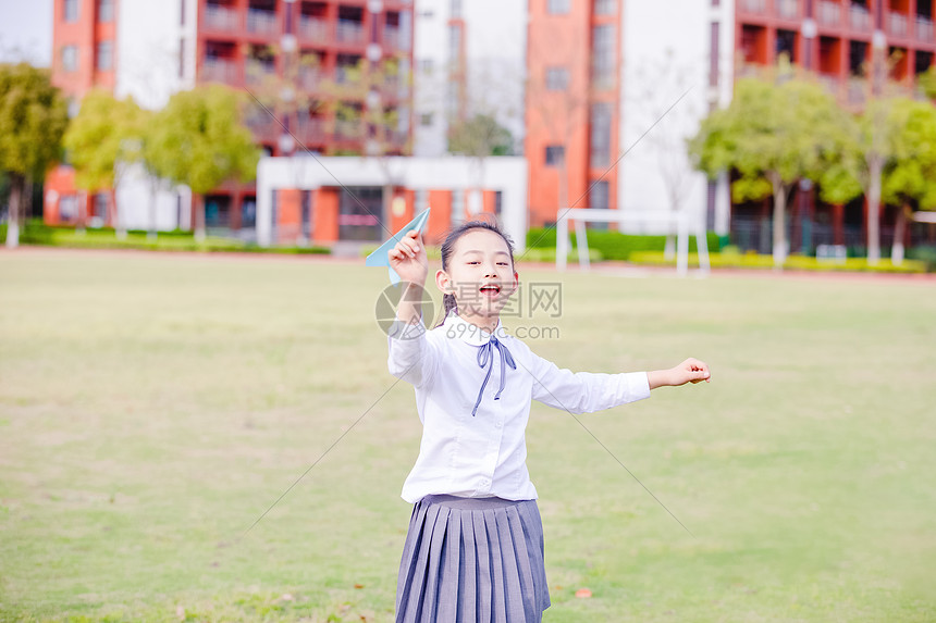 小学生课间操场玩纸飞机图片