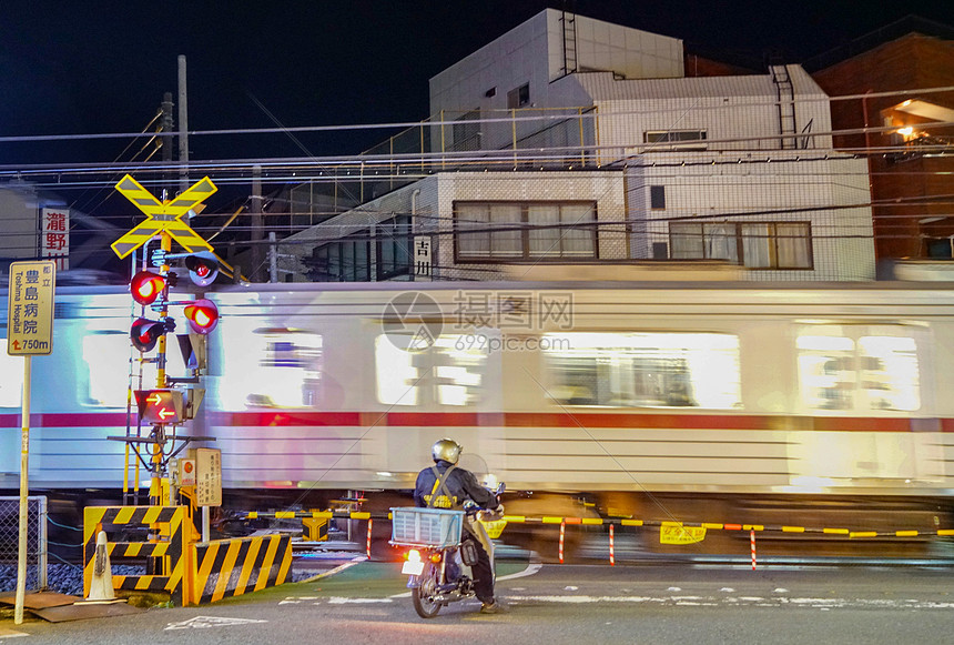 日本东京板桥夜景火车图片