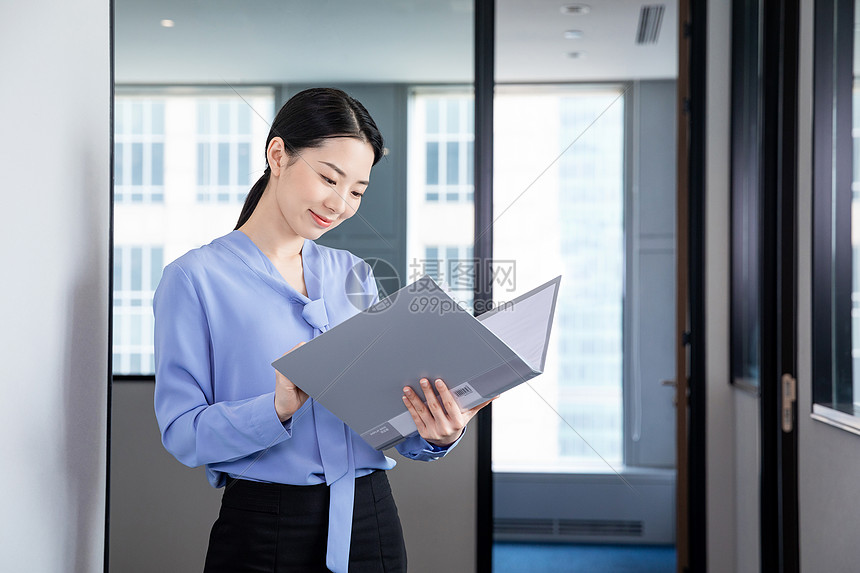 商务女性职员文件夹图片